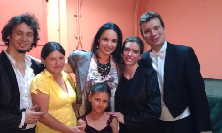 Trezeste Romania - schimbarea orei de difuzare: vinerea, la ora 21.00, pe Realitatea TV --- Andreea Marin a dus-o la primul concert din viata ei pe poeta de 8 ani care-si scrie versurile la lumanare